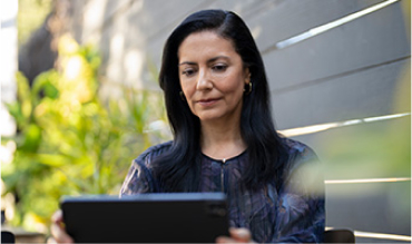 Una mujer mirando una tableta digital